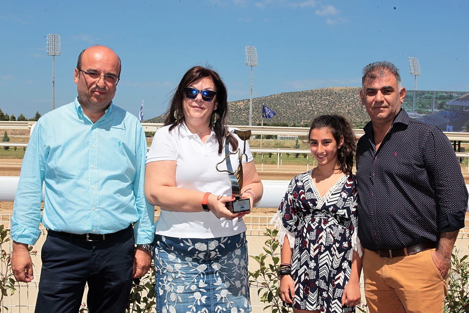 Από αριστερά ο κ. Στουμπιτζόγλου Κωνσταντίνος, η Total Rewards & Employee Relations Team Director του ΟΠΑΠ κα. Μπέττυ Γιώγα και ο κ. Στουμπιτζόγλου Ελευθέριος